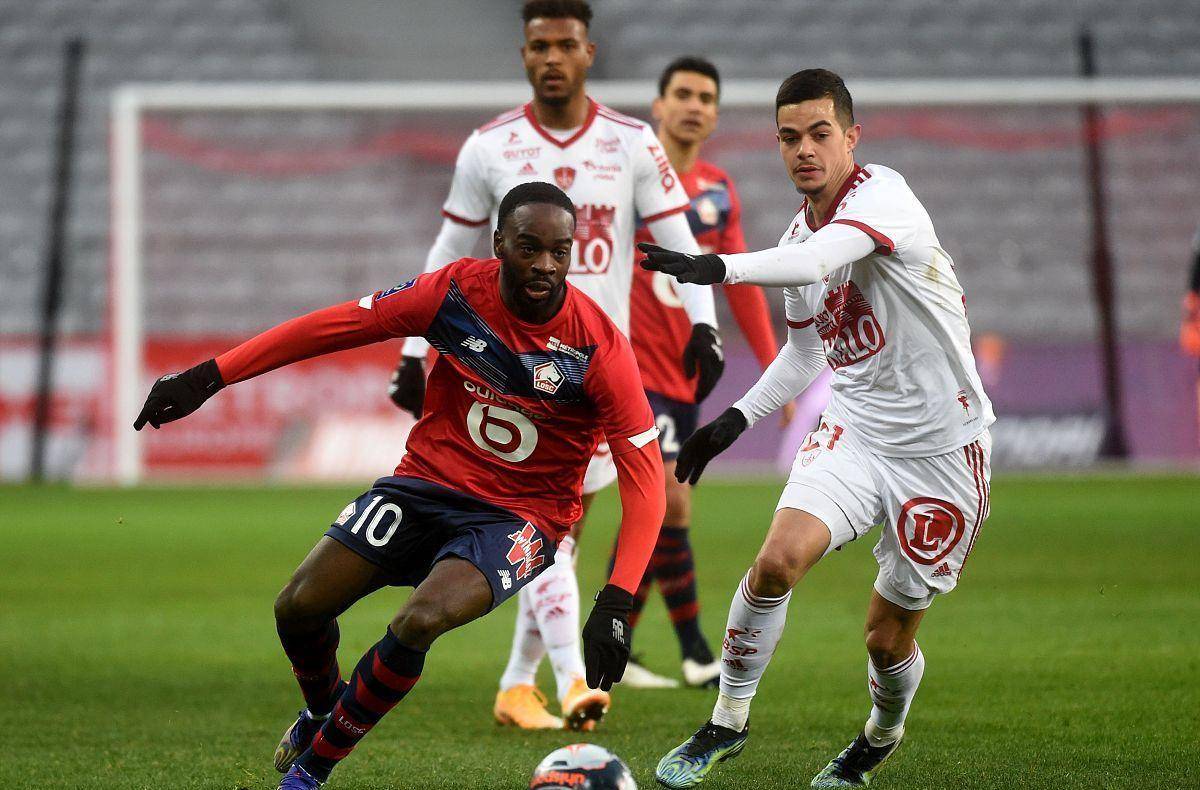 并在防守端 并在防守端